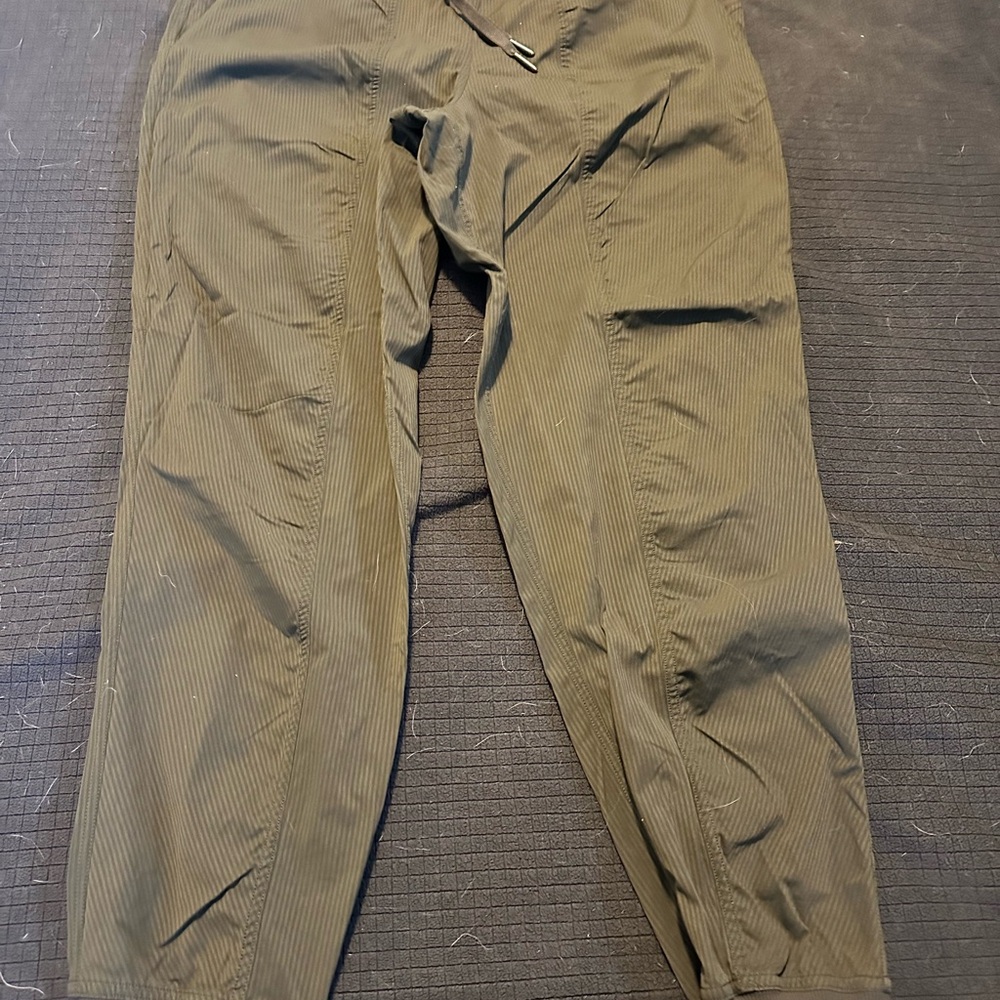 Lululemon olive green joggers in size 10